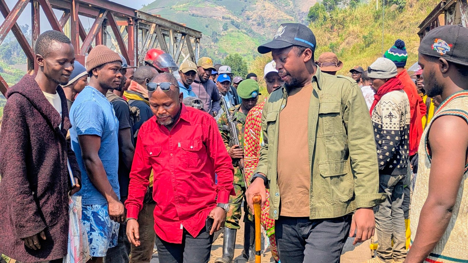 Masisi : Le Mwami Kalinda Miteetso II et le chef de cité de Sake mobilisés pour renforcer le pont Kihira